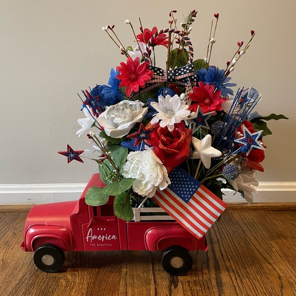 Metal Truck Décor RED can display all year around - Picture 1 of 5
